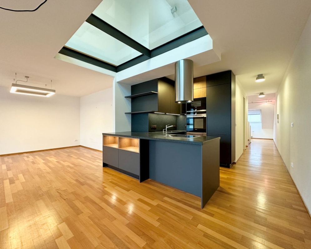 Pronájem třípodlažního mezonetu 5+kk, Šaldova ul. Praha - Karlín